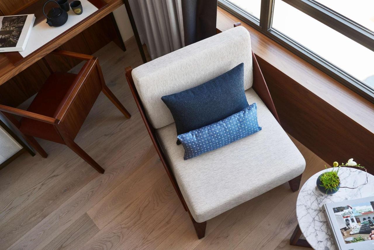 Nobu Hotel Barcelona Exteriér fotografie A chair with cushions