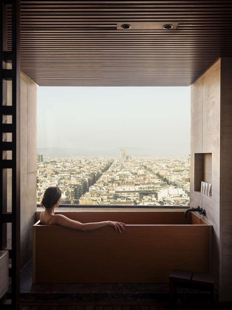 Nobu Hotel Barcelona Exteriér fotografie A woman in a bathtub